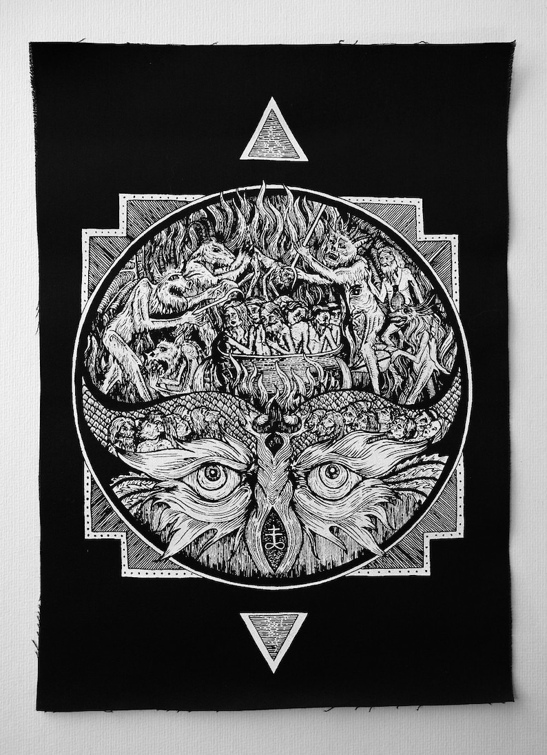 Op de afbeelding: Zwart-witte patch met een cirkelvormig ontwerp met een demonische uil met grote ogen en een pentagram. De uil wordt omringd door vlammen en figuren in een cirkel. De patch is omlijst door een vierkant met een driehoek bovenaan en onderaan.