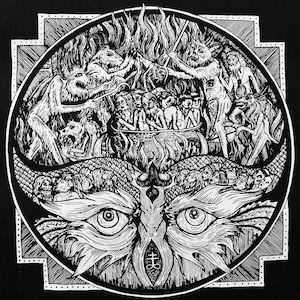 Op de afbeelding: Zwart-witte illustratie van een demonische sc&egrave;ne met een groot uilenachtig gezicht in het midden. De sc&egrave;ne toont figuren in een vurige ketel, omringd door demonen en andere wezens. Het uilenachtige gezicht heeft grote ogen en een gedetailleerd ontwerp.