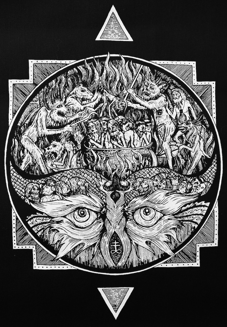 Op de afbeelding: Zwart-witte illustratie van een demonische sc&egrave;ne met een groot uilenachtig gezicht in het midden. De sc&egrave;ne toont figuren in een vurige ketel, omringd door demonen en andere wezens. Het uilenachtige gezicht heeft grote ogen en een gedetailleerd ontwerp.