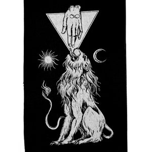 Puede incluir: Ilustración en blanco y negro de un león con una mano que se extiende desde un triángulo arriba. La mano tiene un símbolo de infinito en la parte posterior. El león está mirando hacia arriba a la mano. Hay cuerpos celestes en el fondo.