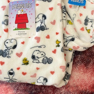 Berkshire Peanuts SNOOPY mini Crazy Pink Love All-over Throw Blanket ...