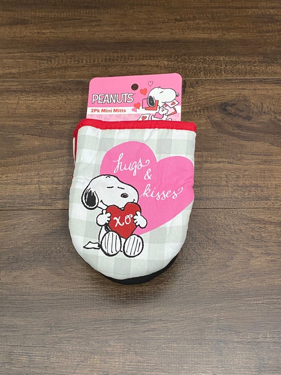 Peanuts Snoopy loves Table Cloth Kitchen Towel Set and Mitt Pot Holder Set Etsy Ireland