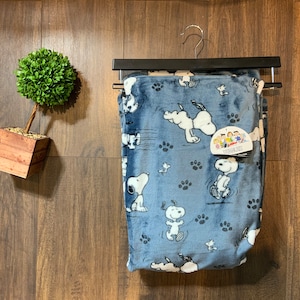 Berkshire Peanuts SNOOPY Collezione di morbide coperte blu navy &quot;Poses & Paws&quot;.