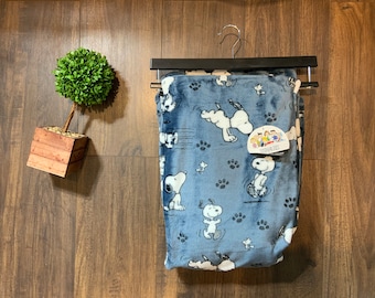 Berkshire Peanuts SNOOPY &quot;Poses & Paws&quot; Soft Navy Blue Throw Blanket Collection