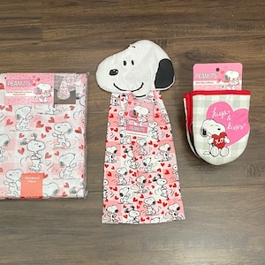 Peanuts Snoopy “Loves” Table Cloth Kitchen Towel Set and Mitt Pot Holder set