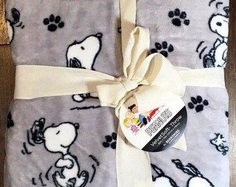 Peanuts Snoopy Poses and Paws Throw Blanket