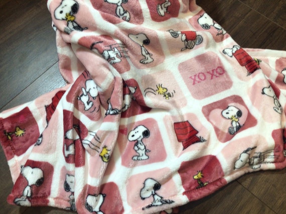 Snoopy PEANUTS life in Box 2.0 Valentine Throw Blanket Collection