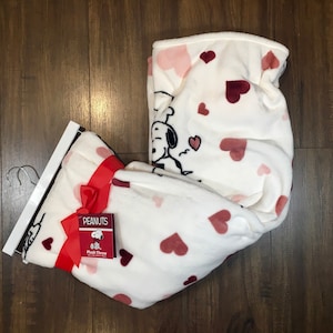 Collezione di coperte di peluche morbide &quot;Snoopy Hug Charlie&quot; dei Berkshire Peanuts - Edizione per San Valentino.