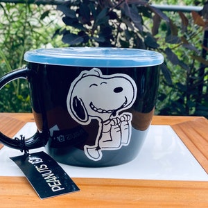 Peanuts SNOOPY &quot;Snoopy Leg Exercise Stretching&quot; 22oz Home Ceramic Mug Collection