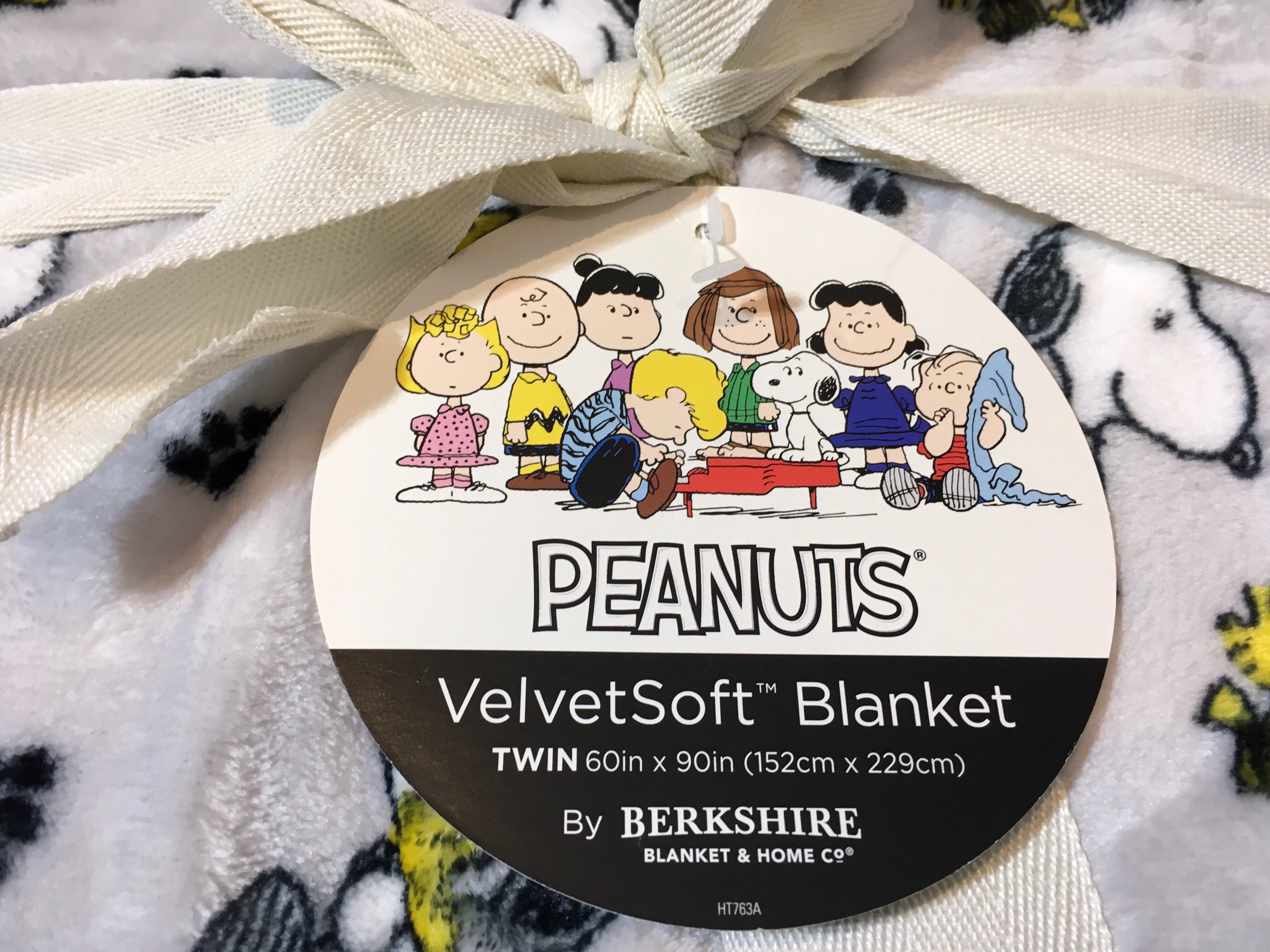 Snoopy Blanket Peanuts snoopy W the Paws All over Velvetsoft