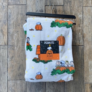 Snoopy Great Pumpkin Patch Plush Throw Blanket, Peanuts Charlie Brown Halloween Fall Fleece Blanket, White Cozy Autumn Blanket
