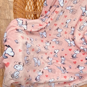 Collezione di coperte a forma di cuore rosa &quot;Love is Here&quot; dei Peanuts SNOOPY - Edizione di San Valentino