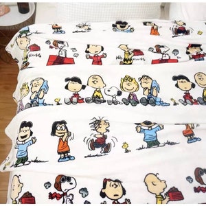 Peanuts SNOOPY "Snoopy Gang Reunion 1.0" Cuddly Throw Blanket Collection