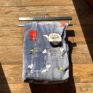 Berkshire Peanuts SNOOPY &quot;Snoopy con la sua casa rossa&quot; Collezione di coperte decorative morbide per la casa