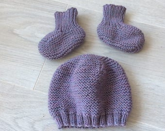 Ensemble bébé, chaussons et bonnet en pure laine (100% Mérinos), tricoté à la main