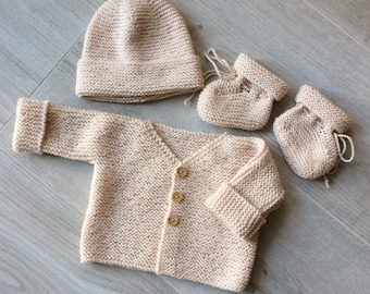 Ensemble bébé, tenue naissance bébé, pure laine (100% mérinos), tricoté à la main, gilet, chaussons et bonnet