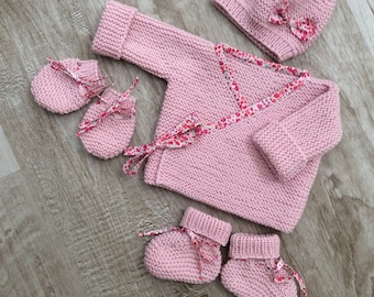 Ensemble bébé, tenue Naissance fille, pure laine (100% Mérinos), tricoté à la main, brassière bébé, bonnet bébé, chaussons bébé, tenue bébé
