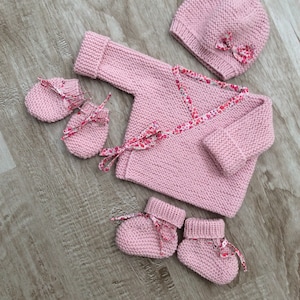 Ensemble bébé, tenue Naissance fille, pure laine 100% Mérinos, tricoté à la main, brassière bébé, bonnet bébé, chaussons bébé, tenue bébé image 1