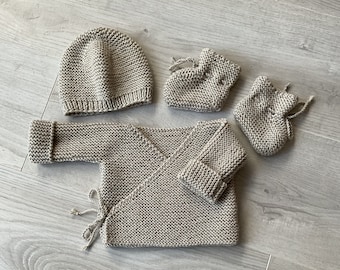 Ensemble pour bébé en pure laine (100% mérinos) tricoté à la main, tenue bébé 3 pièces (brassière, bonnet et chaussons), sur commande