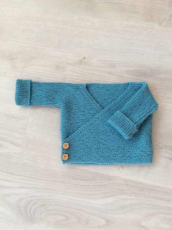Brassière bébé cache coeur naissance, layette tricotée main en laine  mérinos céladon et boutons bois -  France