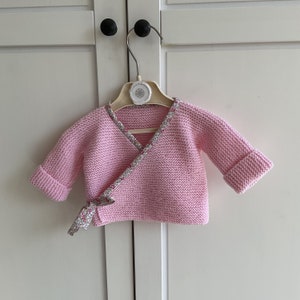 Ensemble bébé, tenue Naissance fille, pure laine 100% Mérinos, tricoté à la main, brassière bébé, bonnet bébé, chaussons bébé, tenue bébé image 6