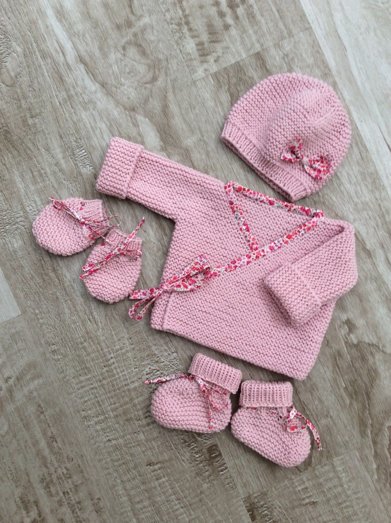 Ensemble bébé, tenue Naissance fille, pure laine 100% Mérinos, tricoté à la main, brassière bébé, bonnet bébé, chaussons bébé, tenue bébé image 1