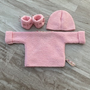 Ensemble bébé, tenue Naissance fille, pure laine 100% Mérinos, tricoté à la main, brassière bébé, bonnet bébé, chaussons bébé, tenue bébé image 10