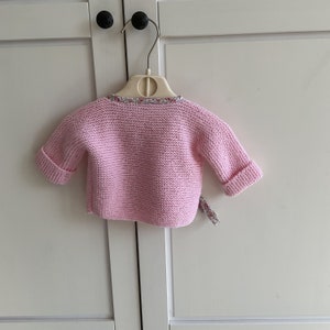 Ensemble bébé, tenue Naissance fille, pure laine 100% Mérinos, tricoté à la main, brassière bébé, bonnet bébé, chaussons bébé, tenue bébé image 9