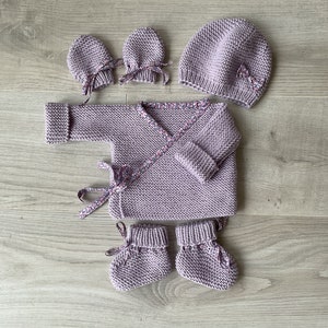 Ensemble bébé, tenue Naissance fille, pure laine 100% Mérinos, tricoté à la main, brassière bébé, bonnet bébé, chaussons bébé, tenue bébé image 9
