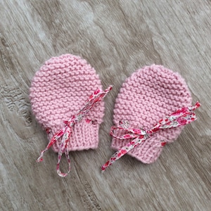 Ensemble bébé, tenue Naissance fille, pure laine 100% Mérinos, tricoté à la main, brassière bébé, bonnet bébé, chaussons bébé, tenue bébé image 4