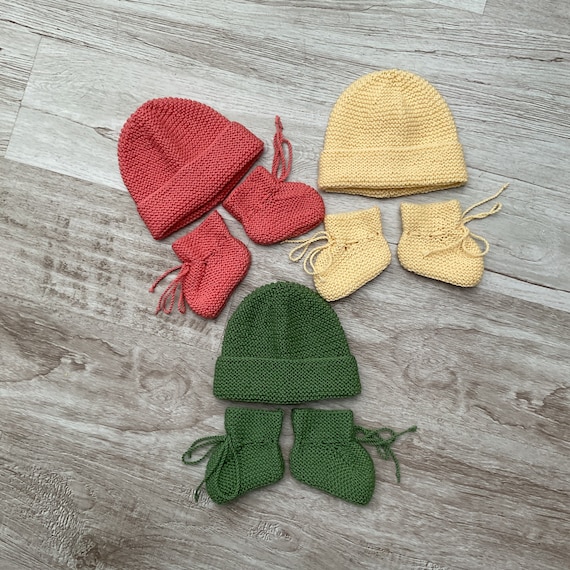 Set berretto e scarpine per neonato (0/3 mesi) lavorati a mano in