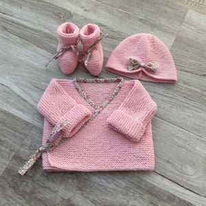 Ensemble bébé, tenue Naissance fille, pure laine 100% Mérinos, tricoté à la main, brassière bébé, bonnet bébé, chaussons bébé, tenue bébé image 5