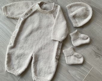 Ensemble bébé, tenue naissance, combinaison, chaussons, bonnet bébé, en pure laine (100% Mérinos), tricoté à la main
