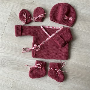 Ensemble bébé, tenue Naissance fille, pure laine 100% Mérinos, tricoté à la main, brassière bébé, bonnet bébé, chaussons bébé, tenue bébé image 10
