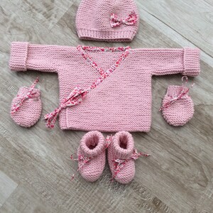Ensemble bébé, tenue Naissance fille, pure laine 100% Mérinos, tricoté à la main, brassière bébé, bonnet bébé, chaussons bébé, tenue bébé image 6