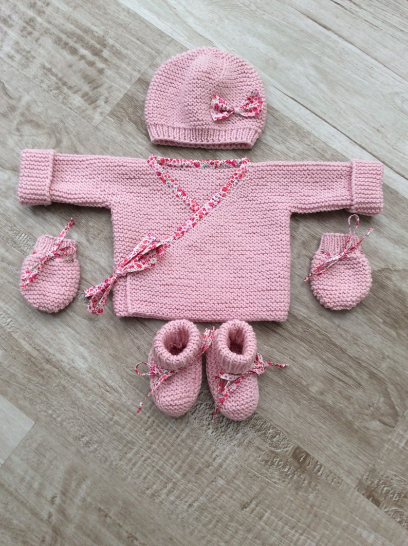 Ensemble bébé, tenue Naissance fille, pure laine 100% Mérinos, tricoté à la main, brassière bébé, bonnet bébé, chaussons bébé, tenue bébé image 6