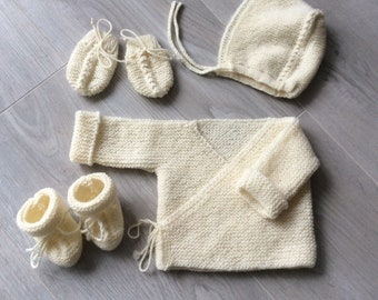 Ensemble bébé naissance en pure laine (100% mérinos) tricoté à la main, brassière, chaussons, bonnet et moufles