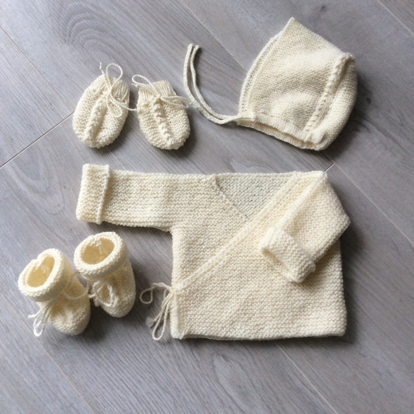 Ensemble bébé naissance en pure laine (100% mérinos) tricoté à la main, brassière, chaussons, bonnet et moufles