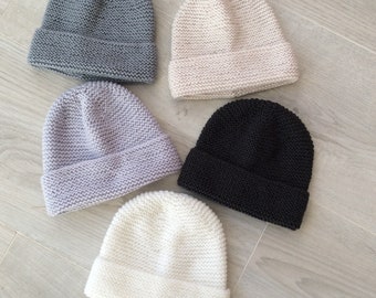 Baby hat in pure wool (100% merino), hand-knitted in garter stitch, with a rolled brim, ready to ship