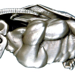 Könnte beinhalten: Eine detaillierte, silberfarbene Gargoyleskulptur mit einem bedrohlichen Ausdruck. Die Kreatur hat große Flügel, Hörner und scharfe Zähne. Die Skulptur ist sehr detailliert, mit sichtbarer Muskeldefinition und strukturierten Oberflächen.