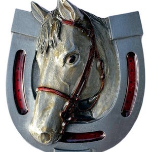 Western-Gürtelschnalle mit Pferdekopf und Hufeisen in Geschenkbox
