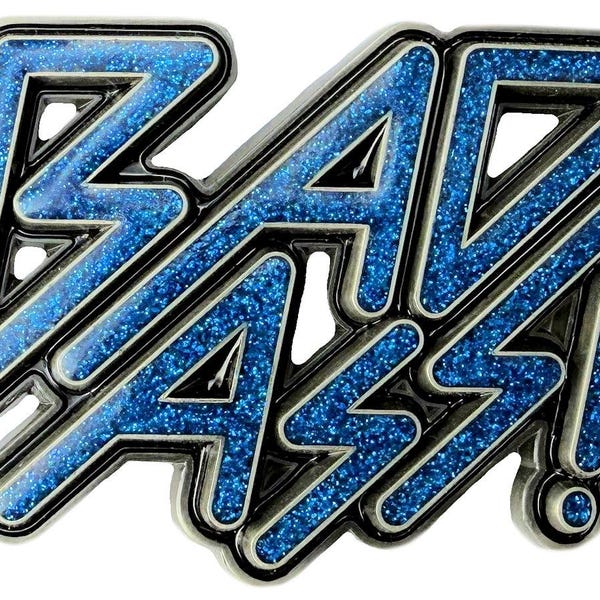 Könnte beinhalten: Anstecknadel mit dem Schriftzug "BAD ASS!" in einer kräftigen, stilisierten Schriftart. Die Buchstaben sind mit blauem Glitzer gefüllt und schwarz und silber umrandet. Das Ausrufezeichen hat einen kleinen silbernen Kreis.