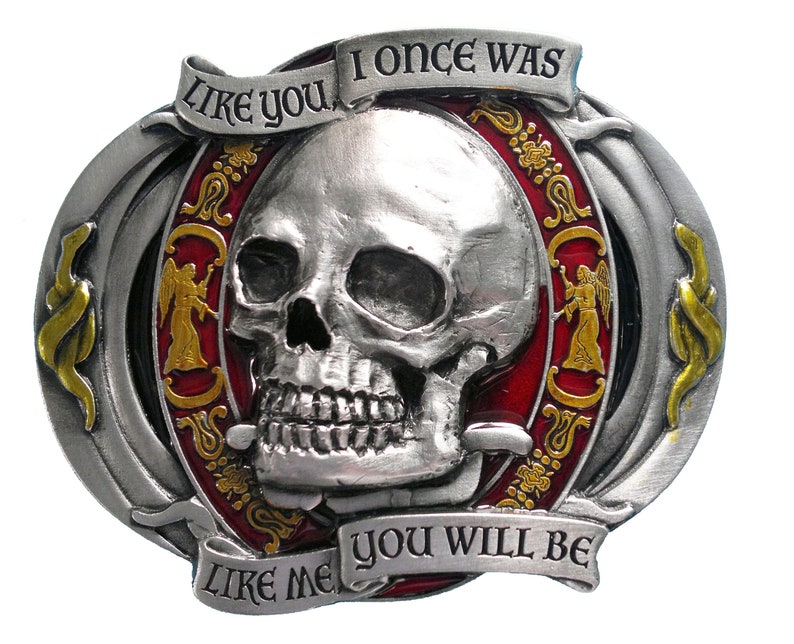 K&ouml;nnte beinhalten: Silberfarbene Metallschnalle mit einem Totenkopf und dem Text "LIKE YOU I ONCE WAS LIKE ME YOU WILL BE". Die Schnalle hat rote und goldene Akzente, mit Engelsfiguren an den Seiten.
