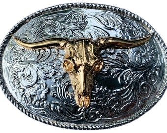 Hebilla de cinturón chapada en oro y plata con calavera de novillo de rodeo
