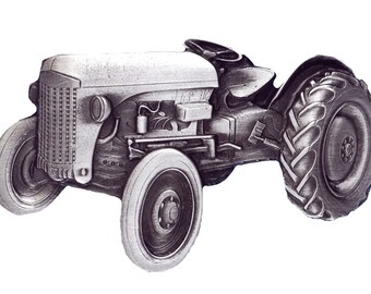 Op de afbeelding: Een zilverkleurig metalen model van een vintage tractor met een gedetailleerd motor en wielen. De tractor heeft een zwarte stoel en een zwart stuurwiel.