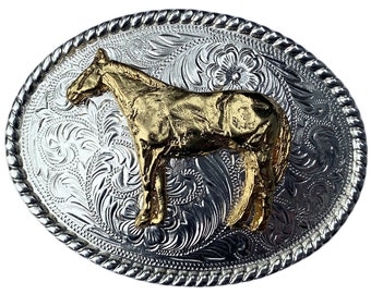 Boucle de ceinture plaquée argent trophée style western avec emblème cheval plaqué or dans une boîte de présentation