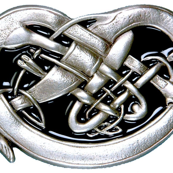 Könnte beinhalten: Eine silberne Gürtelschnalle mit einem keltischen Knotendesign. Der Knoten hat die Form eines Herzens und ist von einem schwarzen Hintergrund umgeben.