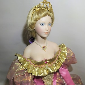 Poupée en porcelaine sur socle -Haut - 38 cm pour la maison pas cher