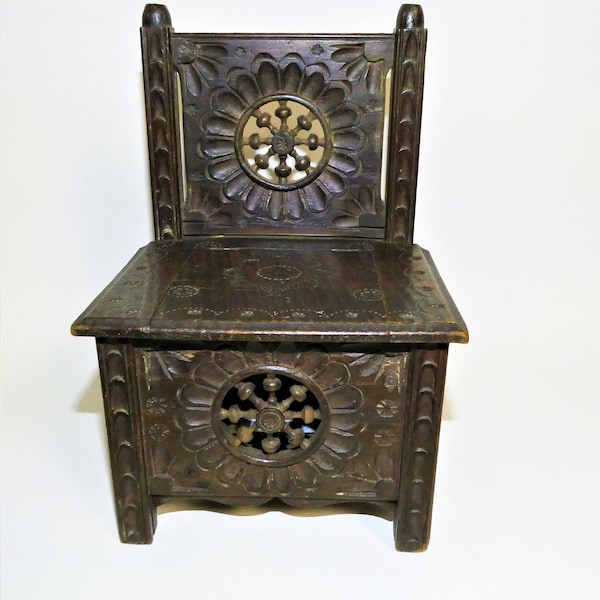 Ancienne et Belle chaise (   boite à bijoux secrète   ) en bois sculptée. BRETON