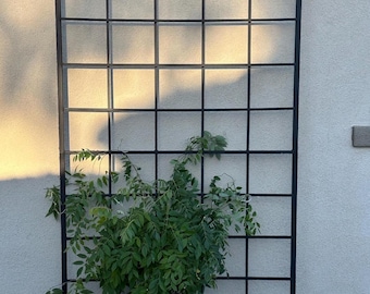 Klassisches/Vintage-Gartenspalier aus Metall, zur Wandmontage oder zum Aufstellen im Erdspieß geeignet, bis zu 2,7 Meter hoch, aus Aluminium.